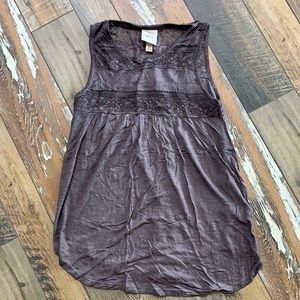 Gray sleeveless shirt.